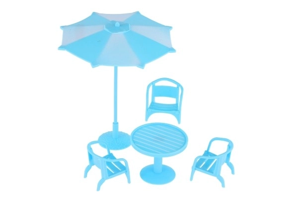 Dukkemøbler/bord og stole med parasol plast 3 farver på kort 18x25x5cm