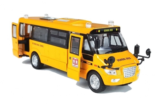 Metal skolebus med træk op motor
