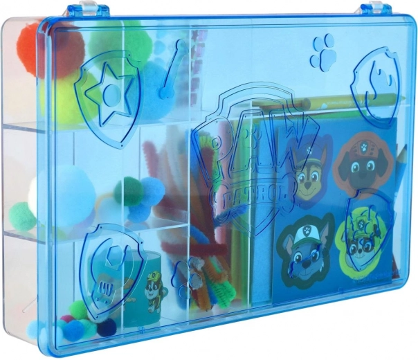 Robust plastkuffert med overskuelige rum