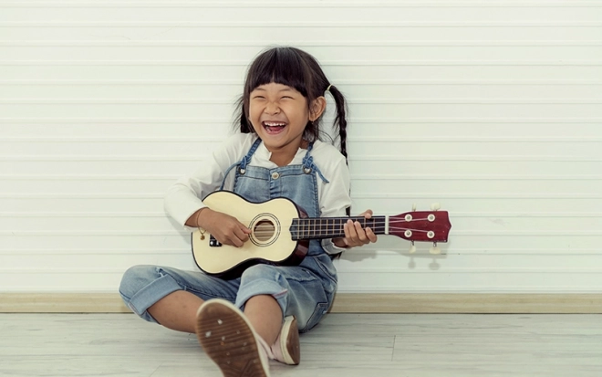 Børne træukulele med 4 nylonstrenge, brune ECOTOYS