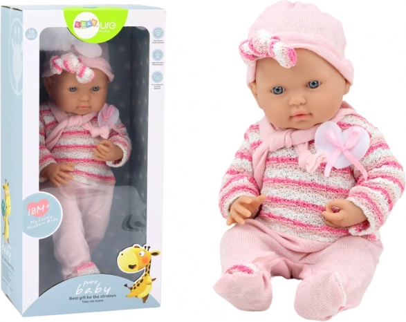Babydukke i pink stribet sweater med hue og halstørklæde