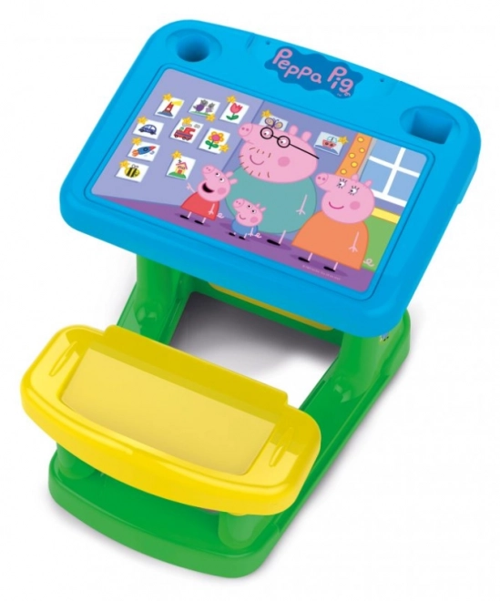 Chicos mit første skolebord med motiv af Gurli Gris