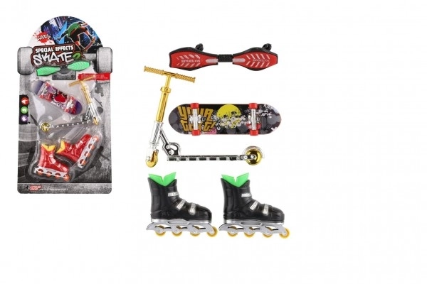 Sæt skateboard, waveboard, rulleskøjter, fingerløbehjul plast mix typer på kort 16x30 cm