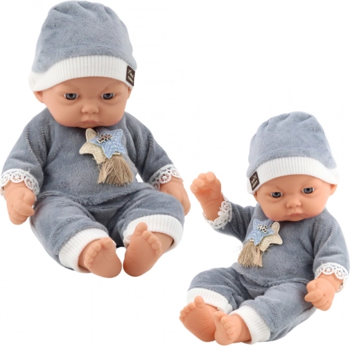 Babydukke i gråt pyjamassæt med hue