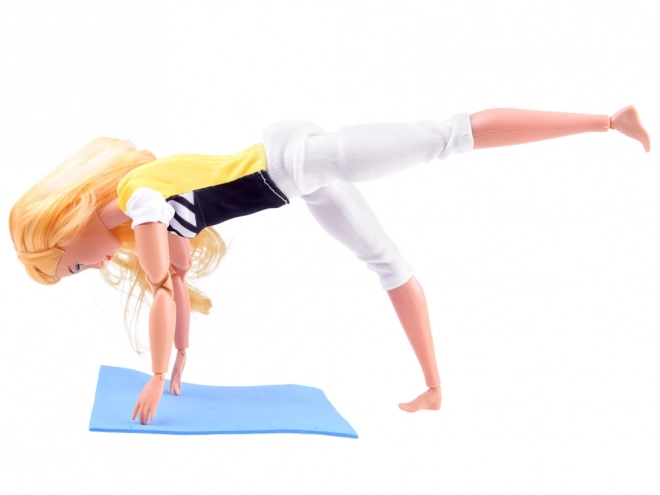 Dukkegyngemist der træner yoga og fitness