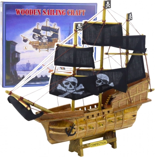 Dekorativ samlermodel af piratskib med sorte sejl 33x29 cm