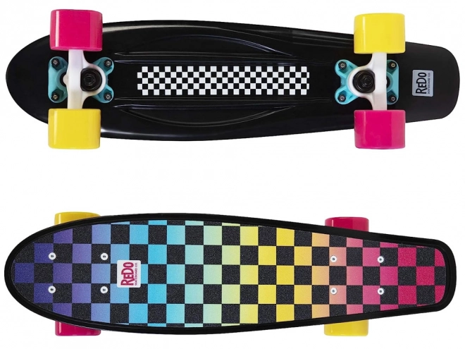 Farverig retro pennyboard med skakternet mønster