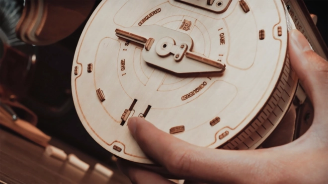 RoboTime 3D Træ Mekanisk Puslespil Tommygun