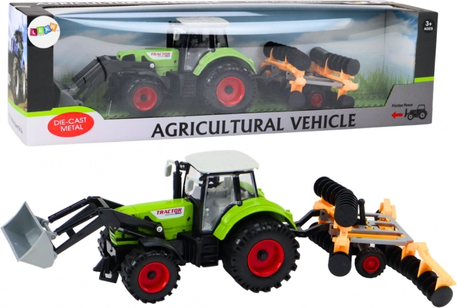Traktor med tallerkenharve og frontlæsser grøn