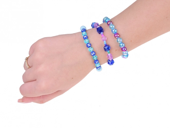 Farverige perler og krystaller til at lave armbånd