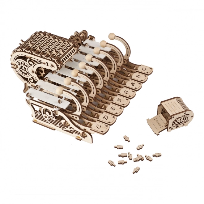 Ugears træmekanisk model af musikinstrumentet Celesta