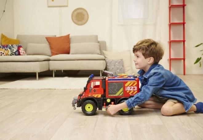Brandbil Mercedes-Benz Unimog U530 med effekter