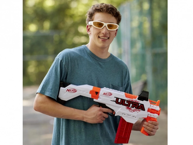 Stor automatisk Nerf Ultra Focus pistol med patroner
