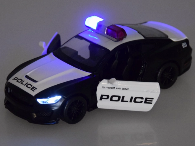 Metall politibil Ford Shelby GT350 i skala 1:32 med lys- og blinkeffekter
