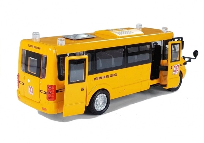 Metal skolebus med træk op motor