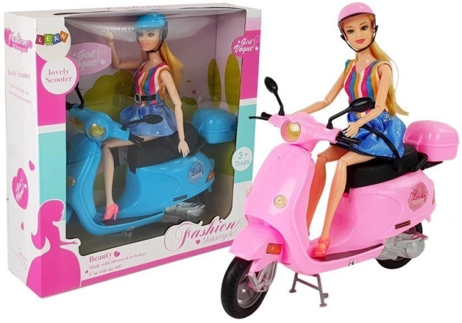 Dukke på pink scooter med hjelm, langt hår