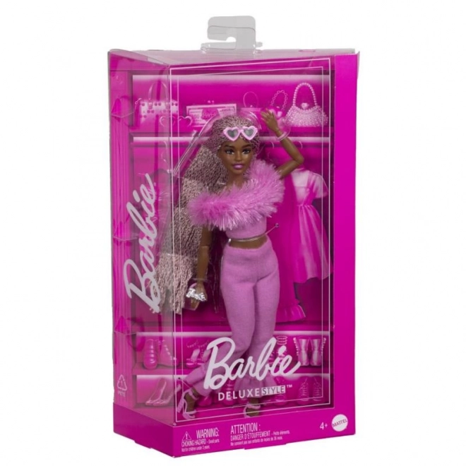 Barbie model i buksedragt