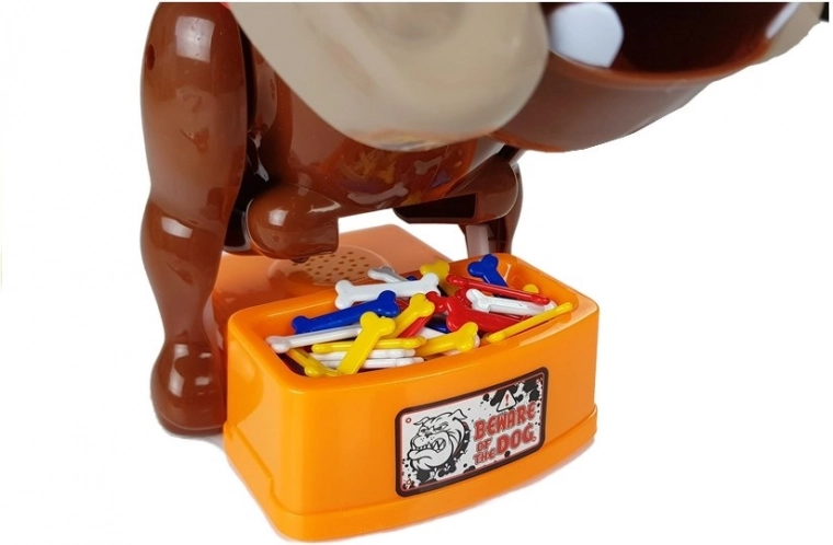 Farvede knogler og skål “Beware of the Dog”