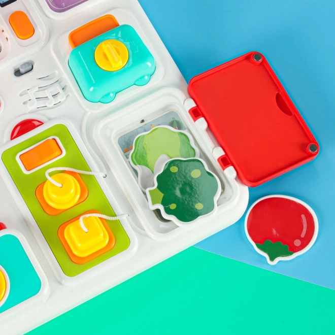 Montessori manipulerende tavle med køkkenelementer og lærende ur