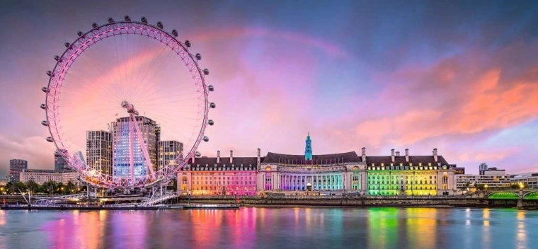 Imponerende panorama af London i levende farver