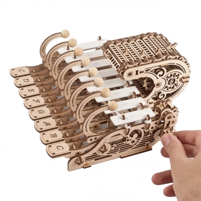 Ugears træmekanisk model af musikinstrumentet Celesta