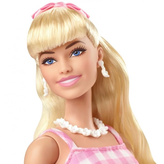 Filmdukke Barbie Margot Robbie som Barbie i lyserød kjole