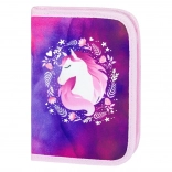 En-etagers skolepenalhus med hestemotiv