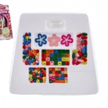 Kreativt sæt med farverige perler og snor