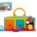 Garage til legetøjsbiler med tre biler og tilbehør