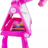 Lyserød tavle med projektor til tegning og maling