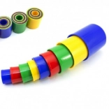 Farverig stablepyramide af bægre