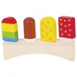 Farverige træ isbarer på stativ