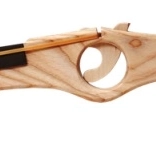 Trægevær – stor naturlig legetøj til små cowboys