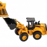 Byggemaskine læsser plast på svinghjul