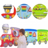 VIGA vægmonteret aktivitetsplade i træ, formet som et tog